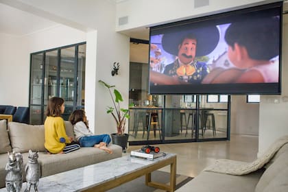 Desde el techo baja una gran pantalla. La distribución y diseño de los muebles estuvieron pensados para disfrutar de la calidad del equipo de audio y video. “Y de los partidos de Estudiantes", agrega Francisco.