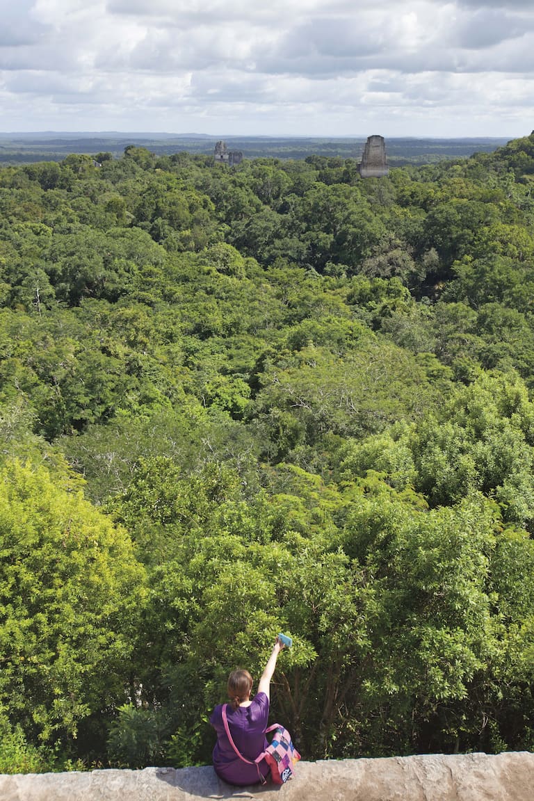 Desde el Templo IV o de la Serpiente bicéfala, se ven las crestas de los Templos I y II