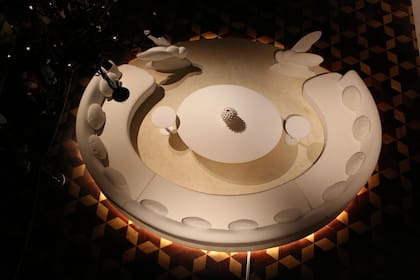 Desde el título de la exposición se revela la lógica circular presente en este recorrido que recrea los ambientes de un hogar