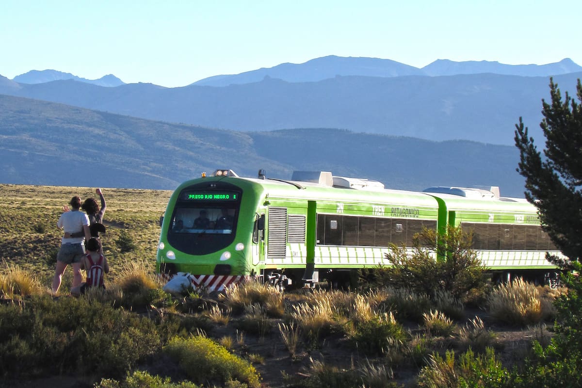 Desde el tren, sin locomotora y con vagones autopropulsados, se obtienen vistas del Nahuel Huapi, la ciudad y los cerros