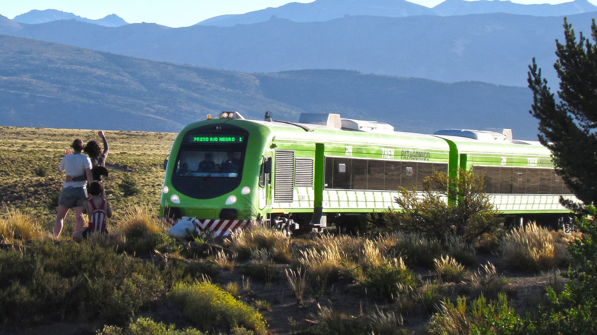 Desde el tren, sin locomotora y con vagones autopropulsados, se obtienen vistas del Nahuel Huapi, la ciudad y los cerros