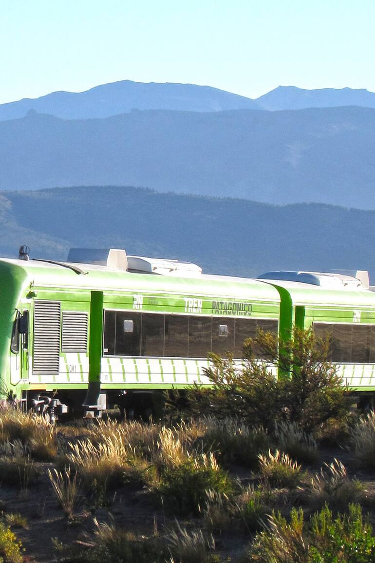 Desde el tren, sin locomotora y con vagones autopropulsados, se obtienen vistas del Nahuel Huapi, la ciudad y los cerros