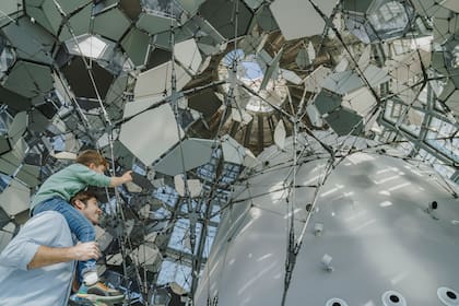 Desde el viernes, la instalación de Saraceno estará abierta al público en el piso 34 y 35 del mirador