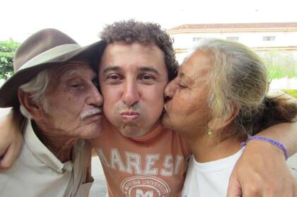 Desde entonces, para despedirlo, los padres de José adoptaron la costumbre argentina.