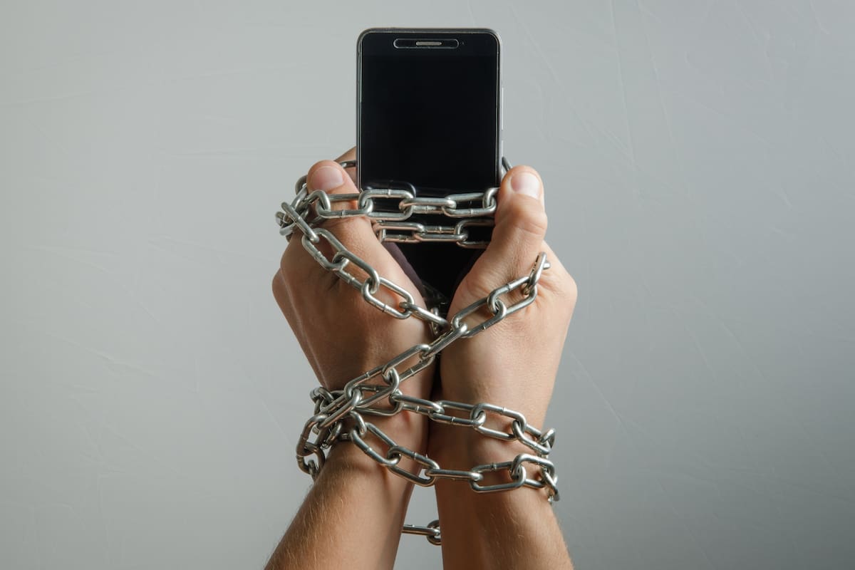 Desde ese primer clic que enciende la pantalla, entran en juego en perfecta consonancia ciertas funciones del cerebro y el sofisticado diseño de las aplicaciones del celular