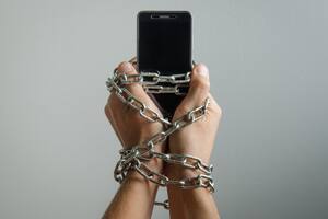 Desde ese primer clic que enciende la pantalla, entran en juego en perfecta consonancia ciertas funciones del cerebro y el sofisticado diseño de las aplicaciones del celular