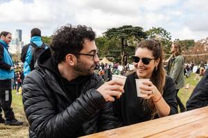 Desde espresso y capuccinos hasta filtrados y cafés de autor, acompañados de pâtisserie soñada y platos salados que “salvan la tarde”