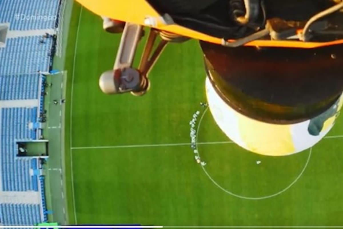 Desde esta altura le tiraron la pelota a Neymar y el crack de Brasil la controló con maestría