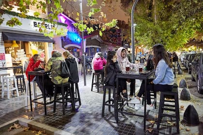 Los bares que sólo expenden bebidas deberán bajar las persianas, aunque la mayoría de los locales tienen más de una habilitación comercial.