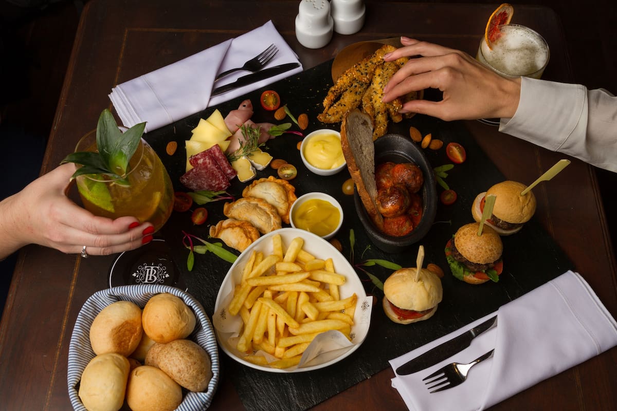 Desde este sábado, quienes disfruten de salir a comer y beber bien tendrán recorridos por toda la ciudad