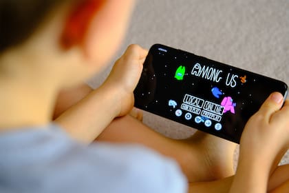 Desde Grooming Argentina ya están recibiendo denuncias de casos de ese ciberdelito en la plataforma; si bien por su contenido violento el juego fue pensado para usuarios mayores de 10 años, son miles las chicas y los chicos más pequeños que lo utilizan; los abusadores buscan ganarse su confianza par