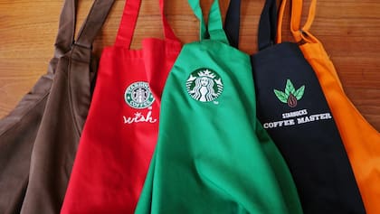 Desde hace 10 años, es política de Starbucks que los mandiles verdes tengan bordado el nombre de cada colaborador.