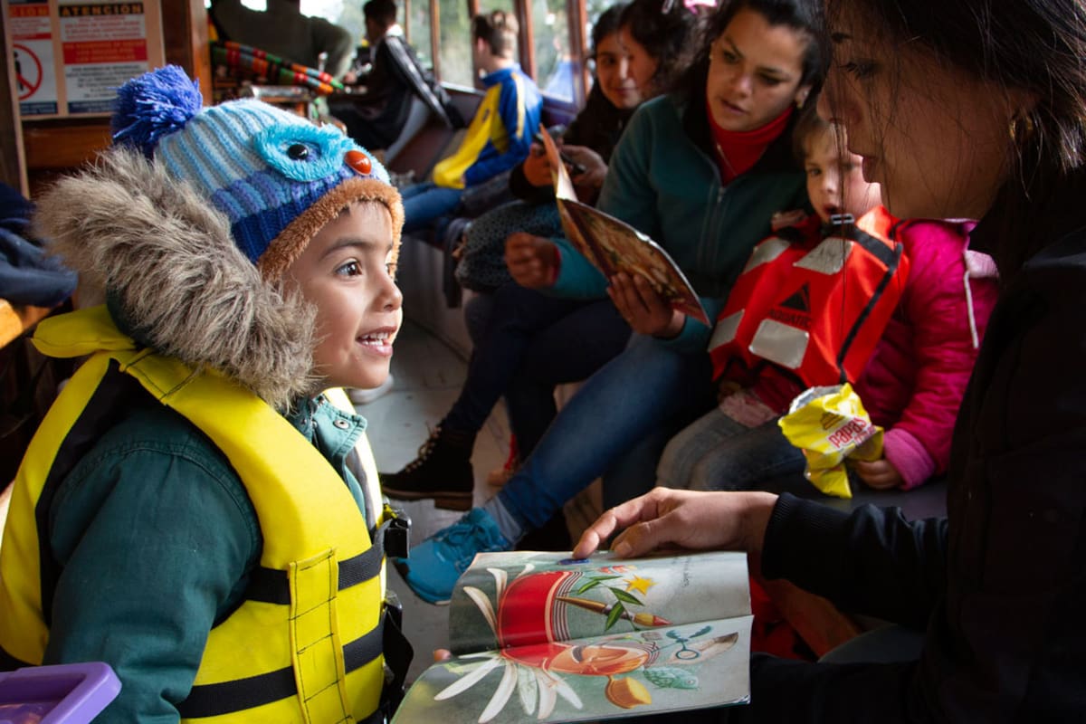 Desde hace 10 años, visita las escuelas de la zona del Arroyo Felicaria para acercar sus libros a niños y adultos, estimulando la lectura y la participación comunitaria