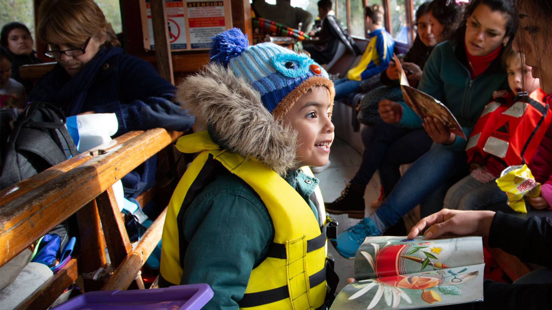 Desde hace 10 años, visita las escuelas de la zona del Arroyo Felicaria para acercar sus libros a niños y adultos, estimulando la lectura y la participación comunitaria