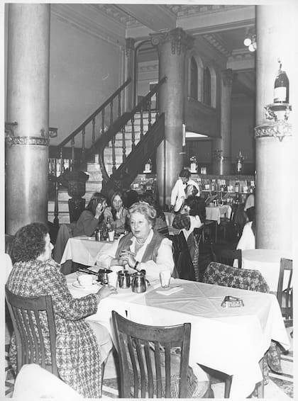Desde hace 140 años, Las Violetas es un punto de encuentro clásico para tomar el té. 1984.