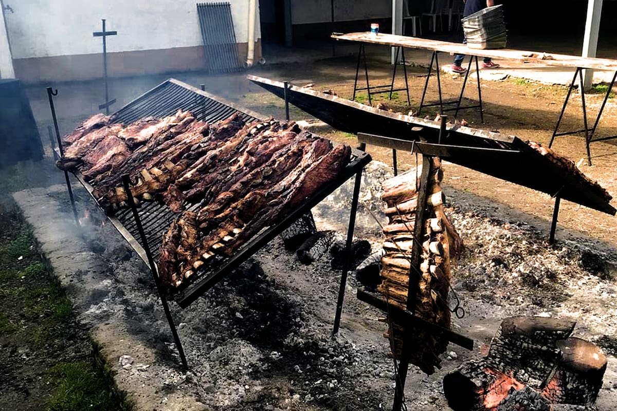 Desde hace 15 años Jorge Luis Bequis se encarga del asado tras los remates en el campo. Se lo conoce como el "Chuchu" y lo señalan como quien cambió el rumbo a los servicios de catering en los eventos ganderos