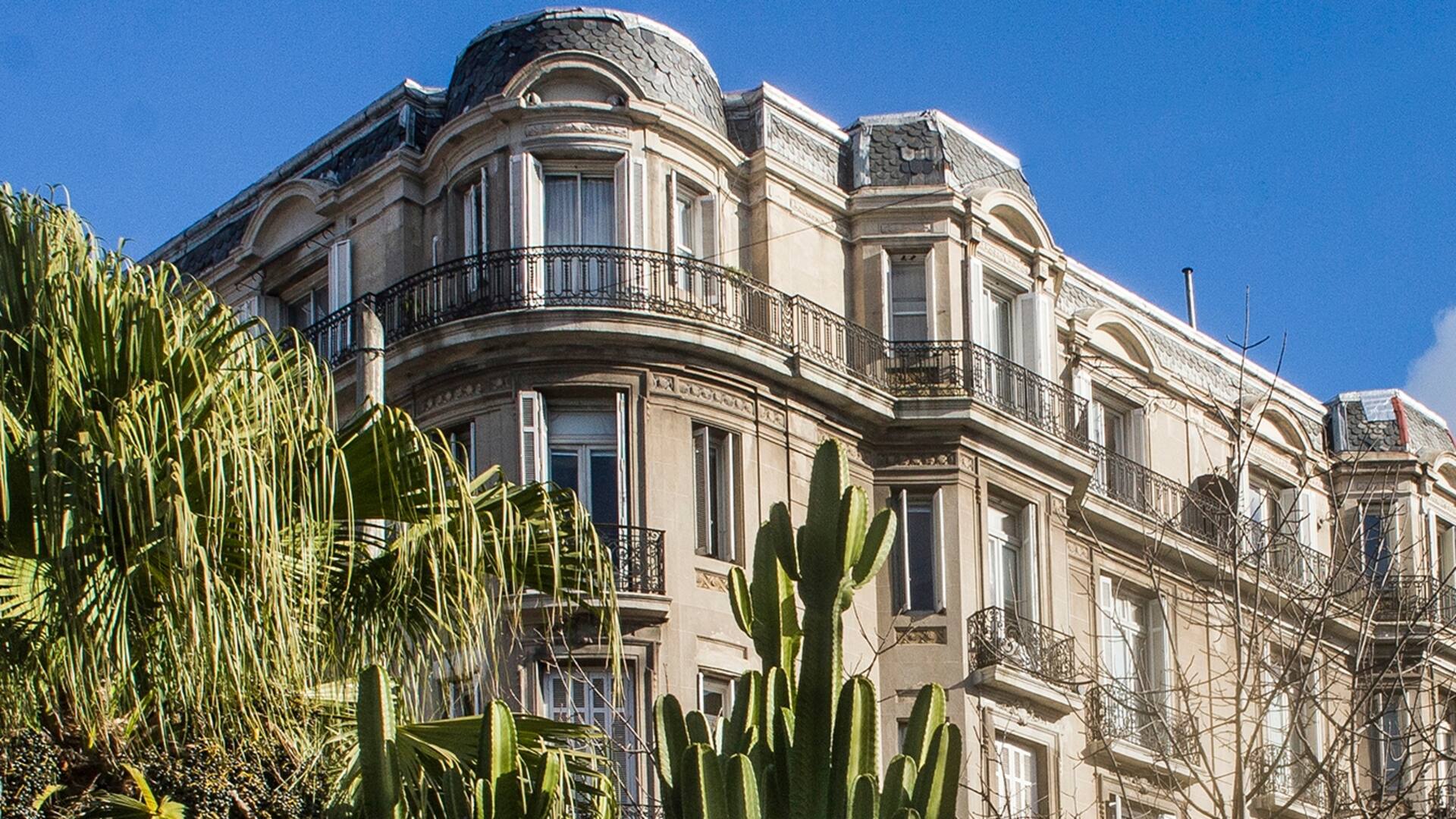 Desde hace 20 años, Santiago Ciuffo vive sobre Caseros, la avenida que marca una pintoresca triple frontera entre San Telmo, Constitución y Barracas. Fotógrafo de interiores, gastronomía y lifestyle, es un guía de lujo para redescubrir joyas de un barrio que se abrió a las nuevas movidas sin resigna