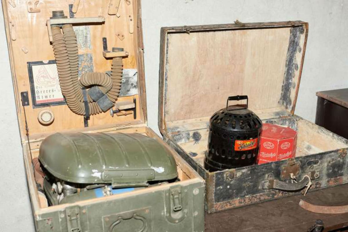 Desde hace 75 años, los subsuelos del Palacio de Luxemburgo, sede del Senado francés, conservarían numerosos objetos nazis, entre ellos un busto de Adolf Hitler, una bandera de dos metros por tres, así como piezas de mobiliario ornadas con el águila del Tercer Reich.