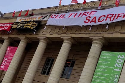 Desde hace 8 días, los trabajadores de la cultura tomaron el Teatro Odeón, de París, como otras tantas salas públicas francesas, reclamando al gobierno ayuda para sostener al sector que está paralizado por la pandemia