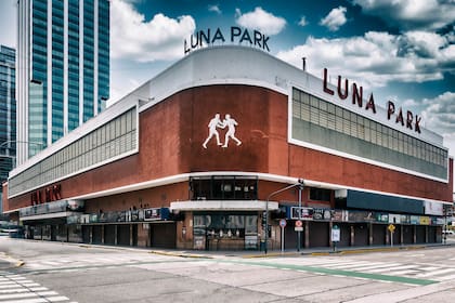Desde hace 90 años, el Luna Park se reinventa para poder albergar todo tipo de veladas deportivas, artísticas, políticas y hasta sociales.