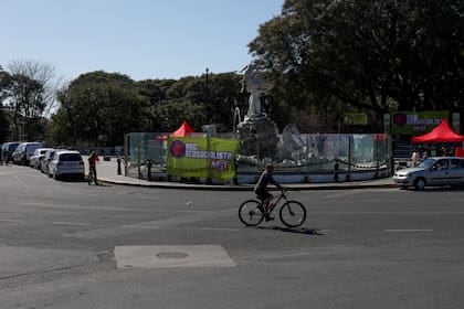 Desde hace años, este monumento está rodeado por paños de vidrio, con carteles que aclaran: “prohibido bañarse”
