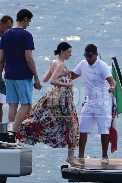 Desde hace años, la actriz estadounidense Anne Hathaway es una de las habitués incondicionales del TM Blue One. Su marido, Dam Shulman, la suele acompañar. Aquí, la actriz aborda asistida por uno de los marineros.