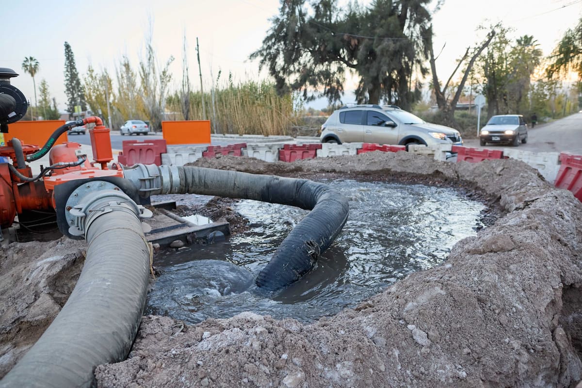 Desde hace años que los vecinos de la zona denuncian que conviven con tuberías de aguas servidas que colapsan y bombas instaladas como medida preventiva