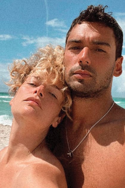 Desde hace casi un año, Romina está en pareja con Tomás Gabrich, con
quien convive junto con sus dos hijas menores.