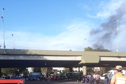 Desde hace más de 15 días trabajadores portuarios bloquean de manera intermitente las terminales 4 y 5 del Puerto de Buenos Aires no permitiendo que entren camiones con mercadería