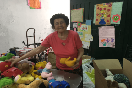 Desde hace más de 30 años, Anita y Mirna, su hija, visitan escuelas rurales y fronterizas de Salta, Jujuy y Misiones; les entregan desde útiles escolares y juguetes hasta termotanques