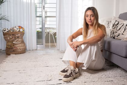 Desde hace más de cinco años Sofía –que trabaja en la Televisión Pública, Urbana Play y ESPN– vive en este departamento, en zona norte. Al lado, en el mismo piso, tiene a su hermana Agostina de vecina. “Ella es una de mis personas favoritas”, dice.