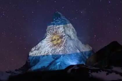 Desde hace semanas la montaña más famosa de los Alpes, Matterhorn, se ilumina cada día con los colores de un país. Este martes 21 de abril fue el turno de la Argentina.