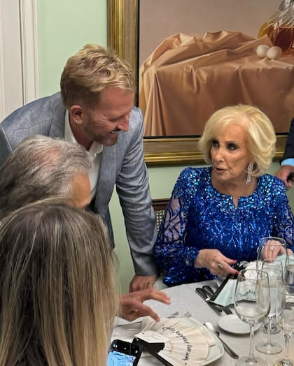Desde hace siete años se ocupa de ambientar los cumpleaños de Mirtha Legrand. "Nadie le dice que no a Mirtha", dice Ramiro.