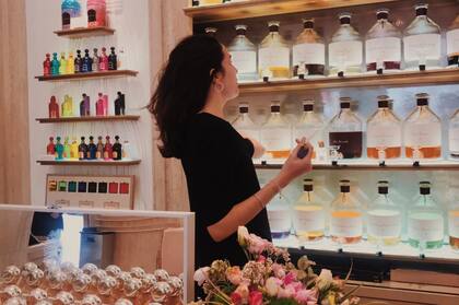 Desde hace tres años, Emilia tiene un contrato con Guerlain, una marca histórica francesa desde 1828, que perfumó a la realeza.