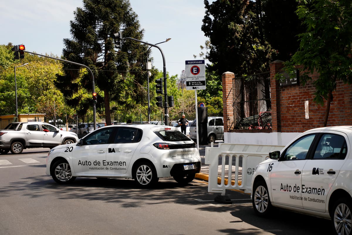 Desde hace un año los exámenes de manejo se realizan en la calle, con autos que aporta la ciudad, para evaluar cómo el solicitante convive con situaciones reales que se dan en el tránsito