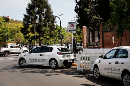 Desde hace un año los exámenes de manejo se realizan en la calle, con autos que aporta la ciudad, para evaluar cómo el solicitante convive con situaciones reales que se dan en el tránsito