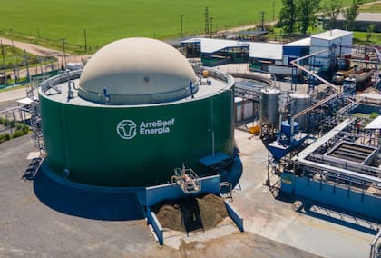 Desde hace unos años, Arrebeef cuenta un biodigestor de más de 5000 m³ que produce el biogás necesario para alimentar un motor de cogeneración