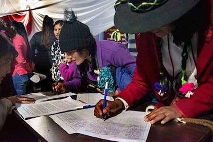 Desde hace varios años, organizaciones indígenas vienen solicitado al Indec que el próximo Censo Nacional de Población y Vivienda indague sobre las diferentes lenguas que se hablan en las comunidades de nuestro país; en la foto, una de las campañas de recolección de firmas
