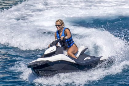 Desde hace varios días, los paparazzi encuentran a la cantante disfrutando del sol y el mar Egeo y sumándose a diferentes aventuras de deportes acuáticos, incluyendo paseos en paddleboard o paseando en moto acuática