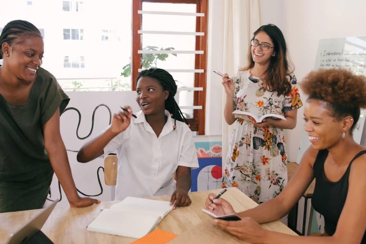 Desde Harvard indicaron cuál es la forma de encontrar la felicidad en el trabajo (Foto Pexels)