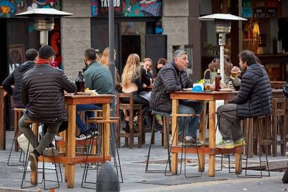Desde hoy, los restaurantes pueden volver a tener mesas adentro de los locales, hasta las 23