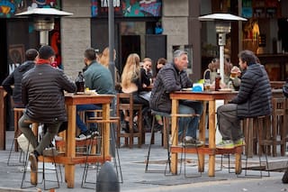 Mendoza. En plena suba de casos, flexibilizan medidas para comercios y templos