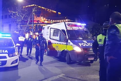 Desde hoy quedará prohibida la circulación en la vía pública, entre las 23.30 y las 7, en todo el territorio tucumano. Habrá controles policiales para garantizar el cumplimiento de la medida, dispuesta para frenar la propagación del coronavirus