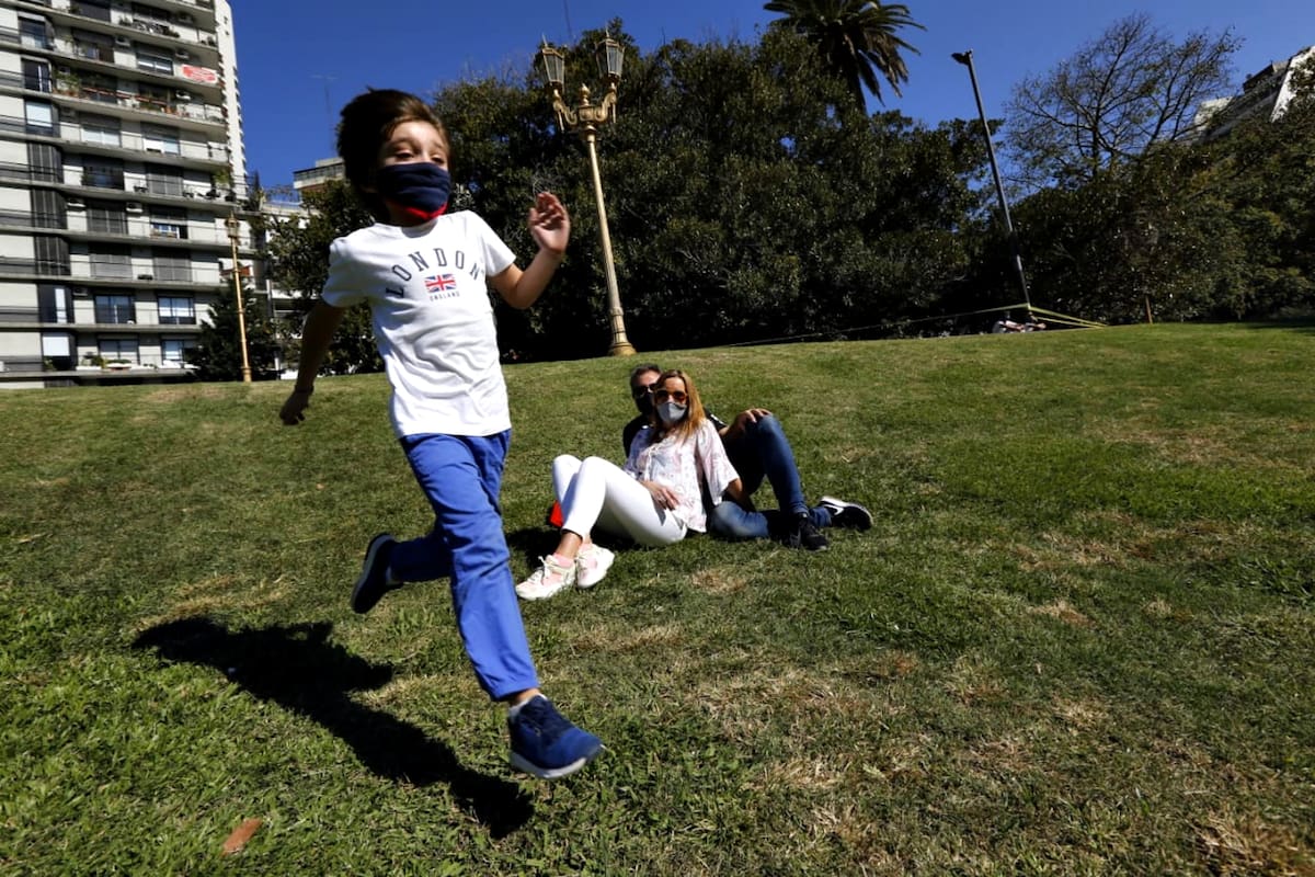 Desde hoy y solo durante los fines de semana, los menores de 16 años están habilitados para salir a hacer paseos recreativos cortos