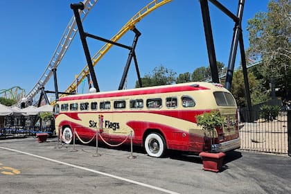 Desde julio de 2024, ambas compañías operan bajo una sola identidad corporativa llamada Six Flags