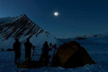 Desde la Antártida, expertos pudieron observar en detalle el momento del eclipse