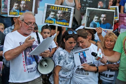 El gremialista dijo que no postergará la protesta del 22, que coincidirá con el sexto aniversario de la tragedia de Once; “No entendemos el capricho”, dijo la madre de Lucas Menghini