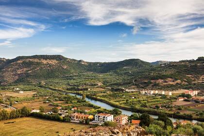 Desde la colina de Serravalle, donde está el castillo, se tiene una vista panorámica de Bosa y su arroyo.