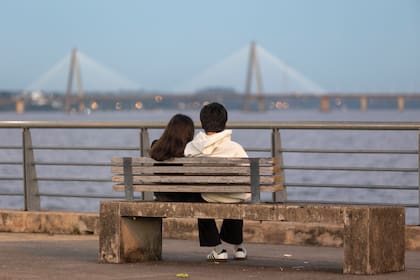 Desde la costanera, el puente que comunica Posadas con Encarnación, en Paraguay.