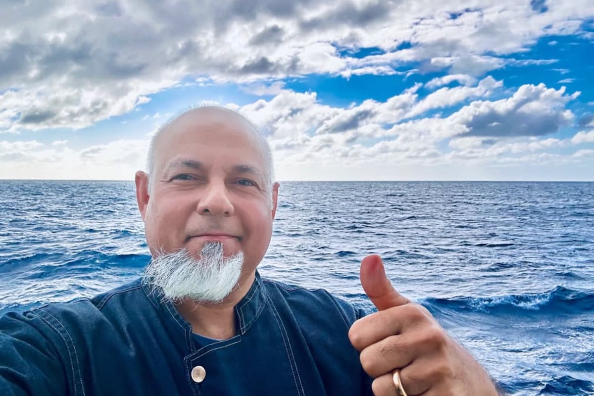 Desde la cubierta del crucero polar MV Hondius, Khabir Moraes les mandó un mensaje tranquilizador a sus seguidores en las redes sociales